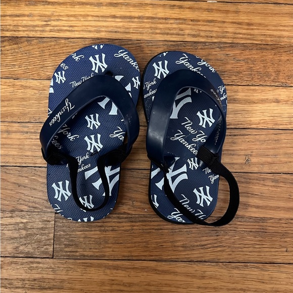 Toddler size 6 NY Yankees flip flops - Picture 1 of 5
